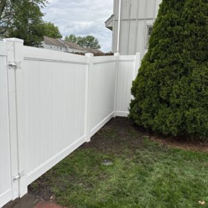 white vinyl fence in Kansas City