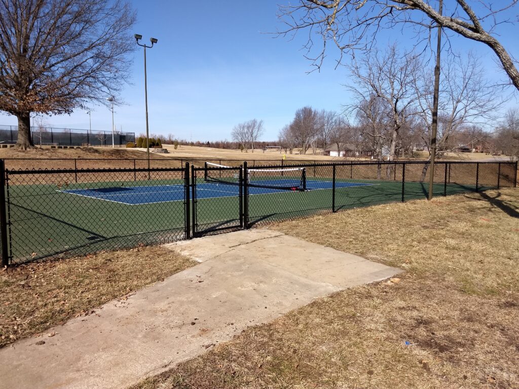 Chain link Fencing Kanas City Outdoor tennis court with fence
